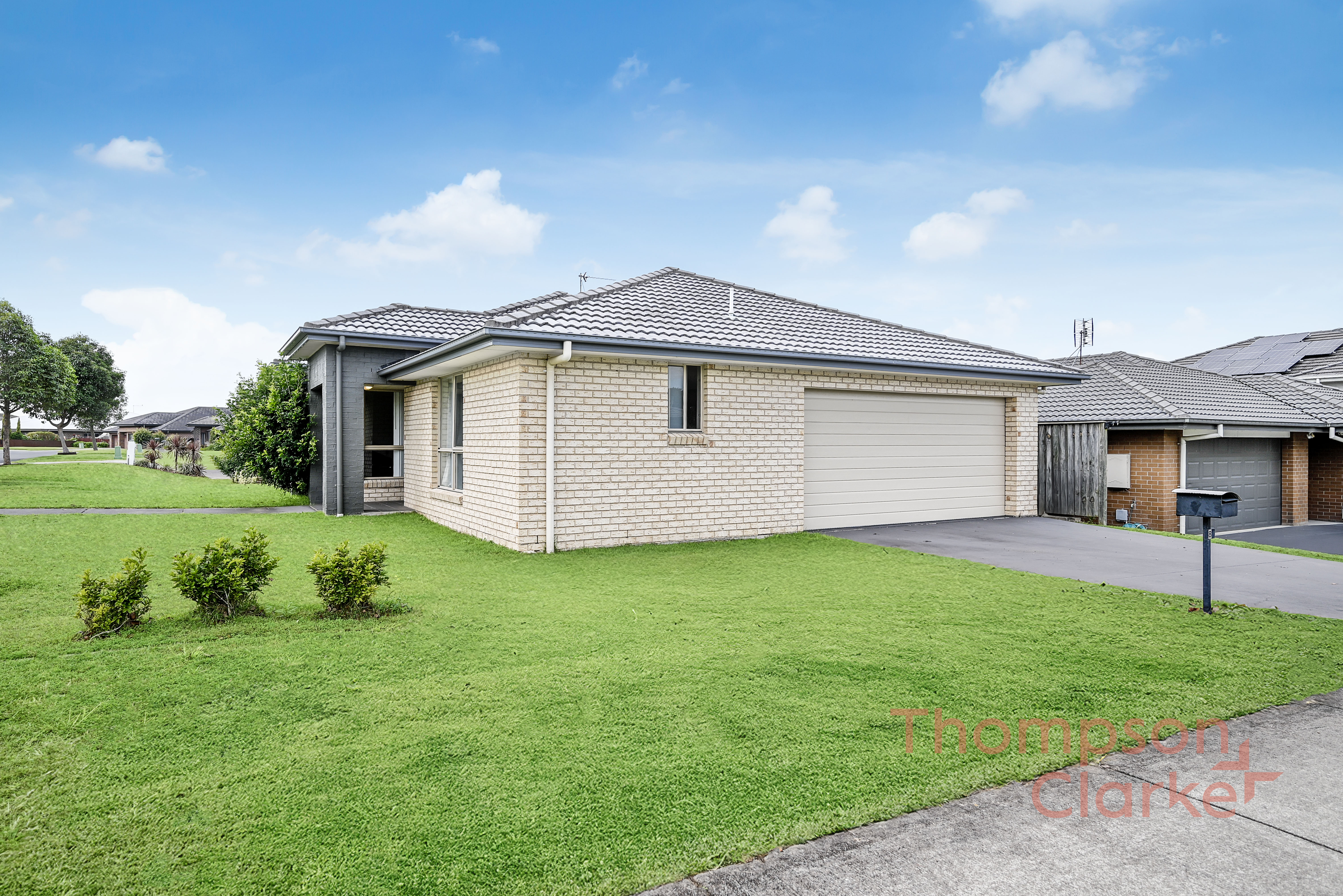 8 Golden Whistler Avenue, Aberglasslyn - Thumbnail 2