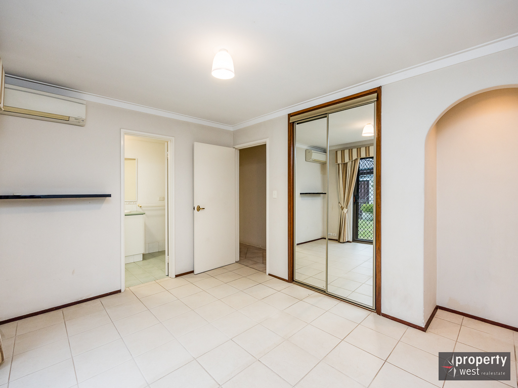 HUGE FAMILY HOME WITH POWERED AVAILABLE NOW! Property West