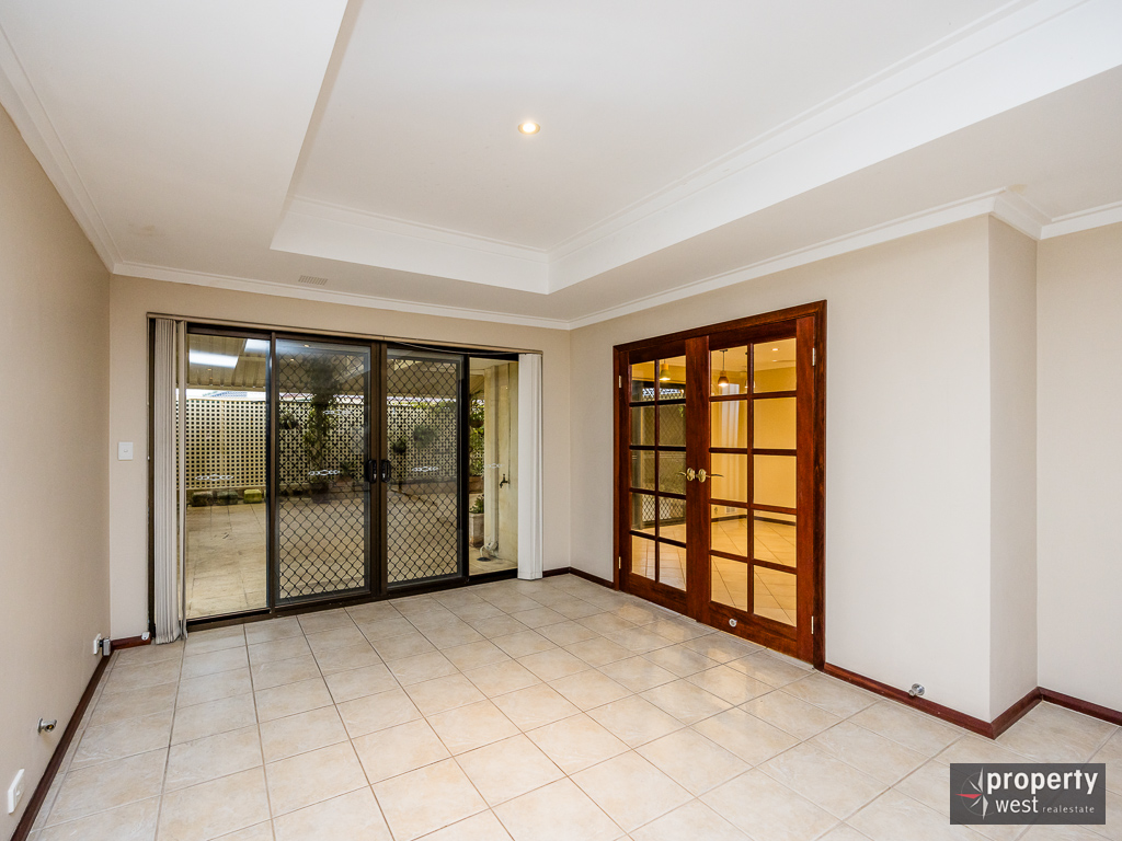 HUGE FAMILY HOME WITH POWERED AVAILABLE NOW! Property West