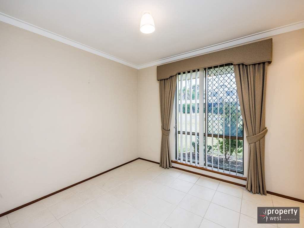 HUGE FAMILY HOME WITH POWERED AVAILABLE NOW! Property West